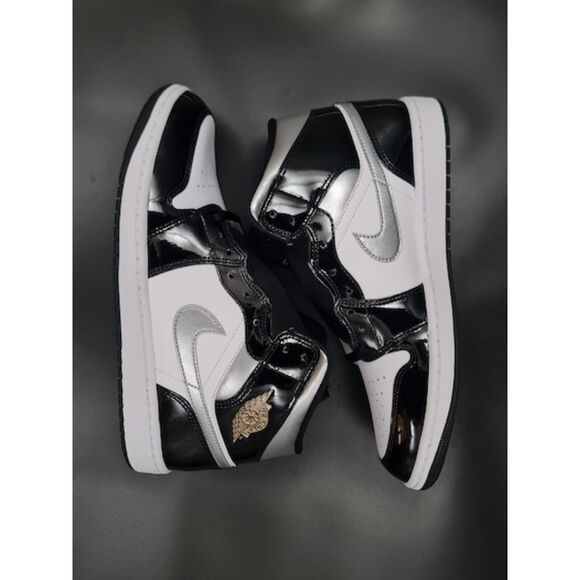 Jordan 1 Mid SE. Black White Metallic Silver Metallic Gold. SIZE 11 - HV0789-010